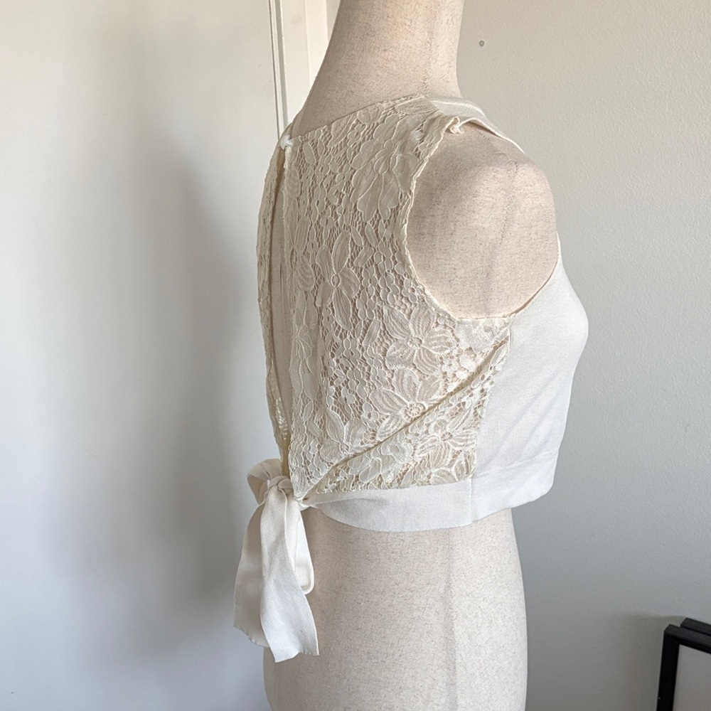 Cropped Ribbed Sleeveless Blouse in Off-White